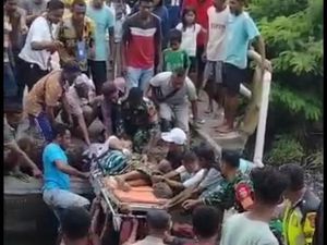 Viral Ibu Hendak Melahirkan Dievakuasi Menyeberang Jembatan Ambruk