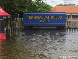 Terminal Jati Kudus Terendam Banjir, Aktivitas Lumpuh Total Terminal Jati Kudus Terendam Banjir, Aktivitas Lumpuh Total