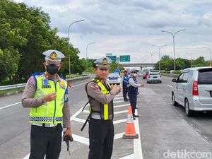 Wisatawan Padati Prigen, Polisi Buka-Tutup Tol Pandaan untuk Urai Macet Wisatawan Padati Prigen, Polisi Buka-Tutup Tol Pandaan untuk Urai Macet