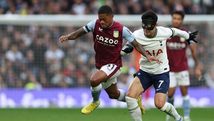 Aston Villas Jamaican striker Leon Bailey (L) vies with Tottenham Hotspurs South Korean striker Son Heung-Min (R) during the English Premier League football match between Tottenham Hotspur and Aston Villa at Tottenham Hotspur Stadium in London, on January 1, 2023. - - RESTRICTED TO EDITORIAL USE. No use with unauthorized audio, video, data, fixture lists, club/league logos or live services. Online in-match use limited to 120 images. An additional 40 images may be used in extra time. No video emulation. Social media in-match use limited to 120 images. An additional 40 images may be used in extra time. No use in betting publications, games or single club/league/player publications. (Photo by Adrian DENNIS / AFP) / RESTRICTED TO EDITORIAL USE. No use with unauthorized audio, video, data, fixture lists, club/league logos or live services. Online in-match use limited to 120 images. An additional 40 images may be used in extra time. No video emulation. Social media in-match use limited to 120 images. An additional 40 images may be used in extra time. No use in betting publications, games or single club/league/player publications. / RESTRICTED TO EDITORIAL USE. No use with unauthorized audio, video, data, fixture lists, club/league logos or live services. Online in-match use limited to 120 images. An additional 40 images may be used in extra time. No video emulation. Social media in-match use limited to 120 images. An additional 40 images may be used in extra time. No use in betting publications, games or single club/league/player publications. (Photo by ADRIAN DENNIS/AFP via Getty Images)