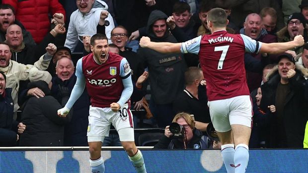 Soccer Football - Premier League - Tottenham Hotspur v Aston Villa - Tottenham Hotspur Stadium, London, Britain - January 1, 2023 Aston Villa's Emiliano Buendia celebrates scoring their first goal with John McGinn REUTERS/David Klein EDITORIAL USE ONLY. No use with unauthorized audio, video, data, fixture lists, club/league logos or 'live' services. Online in-match use limited to 75 images, no video emulation. No use in betting, games or single club /league/player publications.  Please contact your account representative for further details.