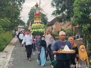 Arak 2 Gunungan, Warga Boyolali Awali 2023 dengan Gerebek Tumpeng
