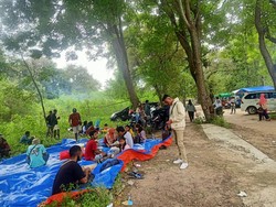 Warga Labuan Bajo Padati Pantai Pede, Gelar Tikar-Panggang Ikan