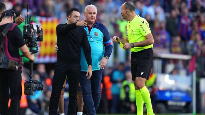BARCELONA, SPAIN - DECEMBER 31: Xavi, Head Coach of FC Barcelona, speaks with Referee Antonio Mateu Lahoz during the LaLiga Santander match between FC Barcelona and RCD Espanyol at Spotify Camp Nou on December 31, 2022 in Barcelona, Spain. (Photo by Alex Caparros/Getty Images)