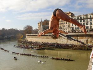Aksi Warga Italia Lompat dari Ketinggian untuk Rayakan Tahun Baru