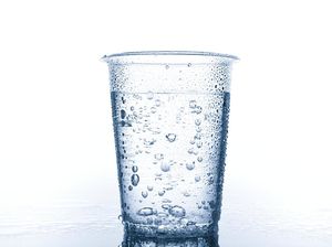 Riset FKP Unhas: Mikroplastik Lebih Banyak di AMDK Gelas Plastik