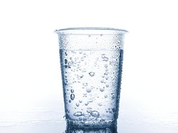 Riset FKP Unhas: Mikroplastik Lebih Banyak di AMDK Gelas Plastik