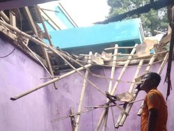 Hujan Deras Disertai Angin Kencang Terjang Bogor, Atap Rumah Warga Hancur
