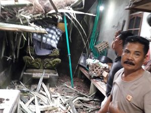 Pura-Rumah Rusak Tertimpa Pohon Tumbang di Badung Pura-Rumah Rusak Tertimpa Pohon Tumbang di Badung