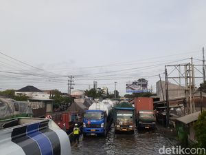 Kendaraan Arah Kaligawe Masih Dialihkan, Pertigaan Genuk Semarang Macet Kendaraan Arah Kaligawe Masih Dialihkan, Pertigaan Genuk Semarang Macet