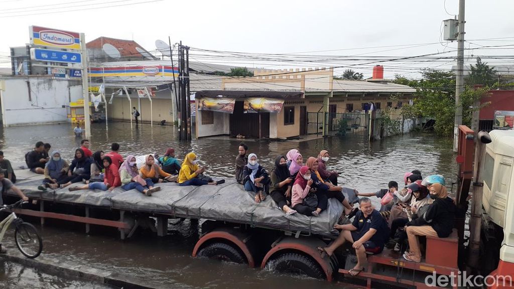 Penampakan Banjir di Jalan Kaligawe Semarang, 3 Hari Belum Surut