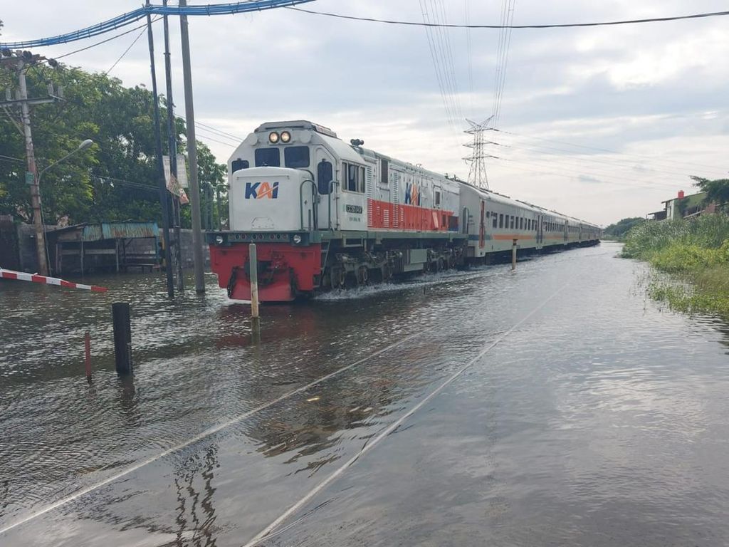 Daop 8 Sebut Jalur KA Terimbas Banjir Semarang Sudah Bisa Dilewati