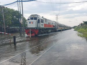 Daop 8 Sebut Jalur KA Terimbas Banjir Semarang Sudah Bisa Dilewati Daop 8 Sebut Jalur KA Terimbas Banjir Semarang Sudah Bisa Dilewati