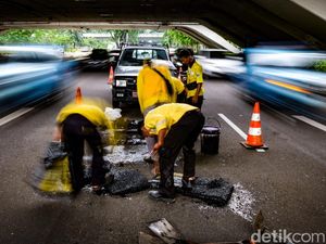 Jalan Berlubang di Semanggi yang Bikin Pesepeda Jatuh Kini Ditambal