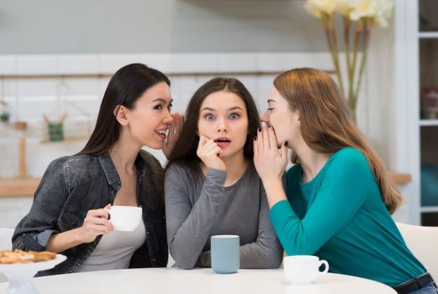 3 Perempuan bergosip