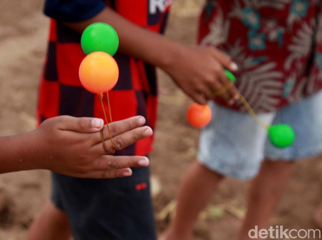 Main Lato-lato Sungguh Nyandu, Waspadai Efeknya bagi Kejiwaan! Main Lato-lato Sungguh Nyandu, Waspadai Efeknya bagi Kejiwaan!