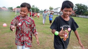 Demam Permainan Lato-lato Bikin Anak-anak Kegirangan