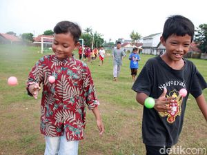 Demam Permainan Lato-lato Bikin Anak-anak Kegirangan Demam Permainan Lato-lato Bikin Anak-anak Kegirangan