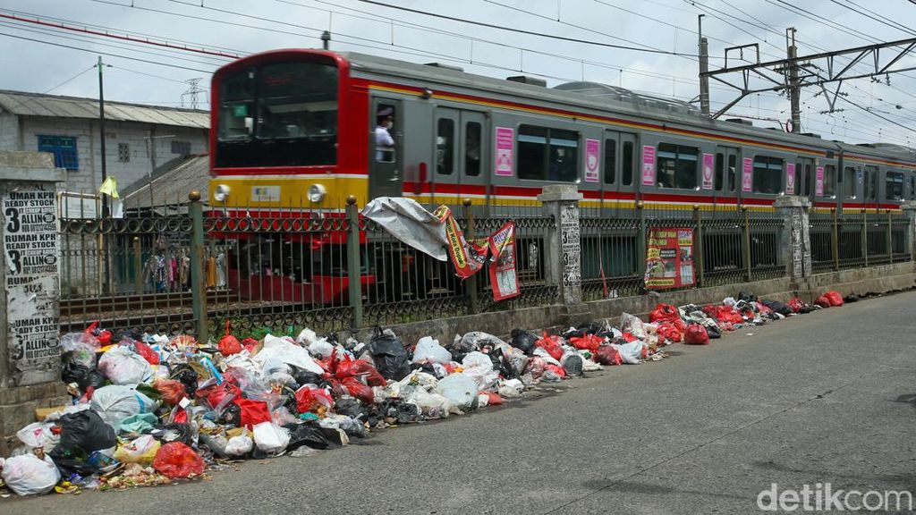 Duh.. Sampah Berserakan di Jalan Raya Citayam Depok Duh.. Sampah Berserakan di Jalan Raya Citayam Depok