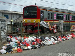 Duh.. Sampah Berserakan di Jalan Raya Citayam Depok