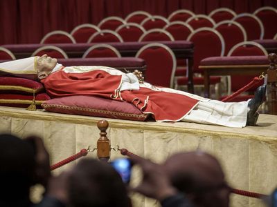 Jenazah Paus Emeritus Benediktus Disemayamkan di Basilika Santo Petrus