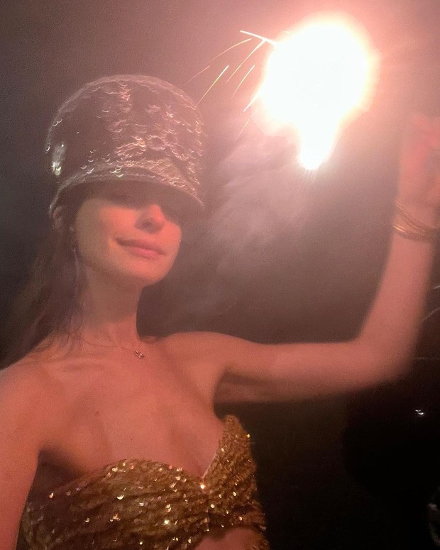 Anne Hathaway, NYE 2023/