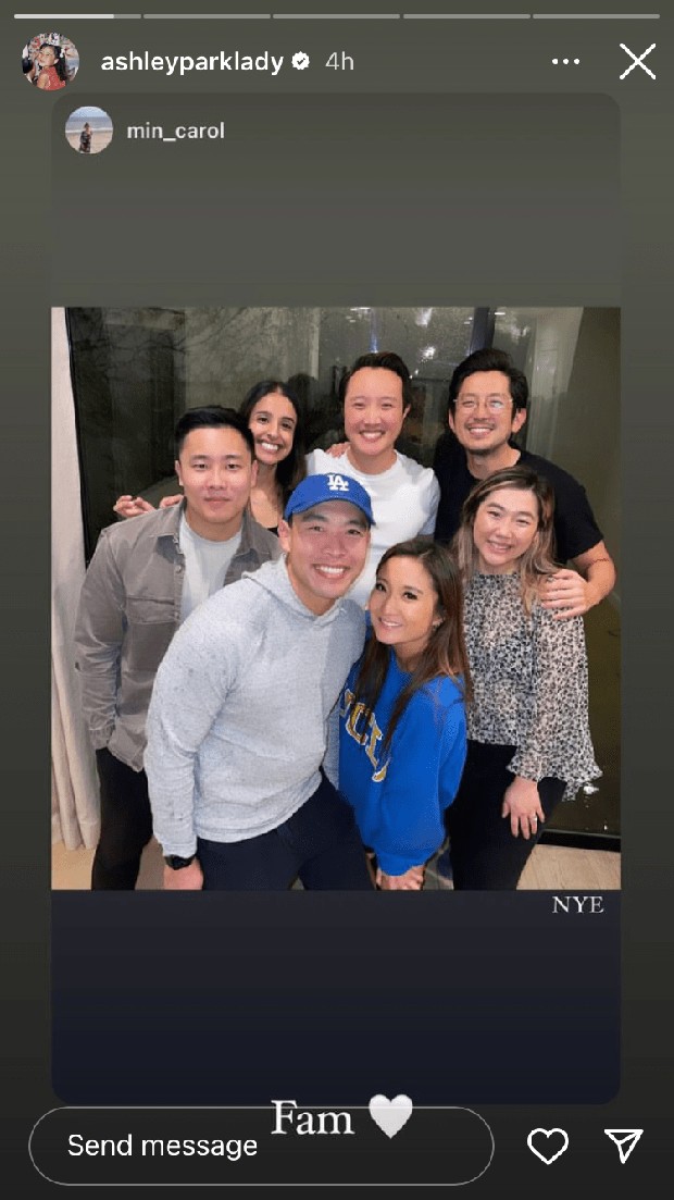 Ashley Park dan keluarganya saat NYE/
