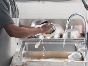 Gaji Pencuci Piring di 5 Negara Ini Sangat Fantastis!