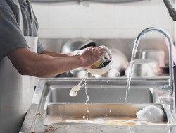 Gaji Pencuci Piring di 5 Negara Ini Sangat Fantastis!