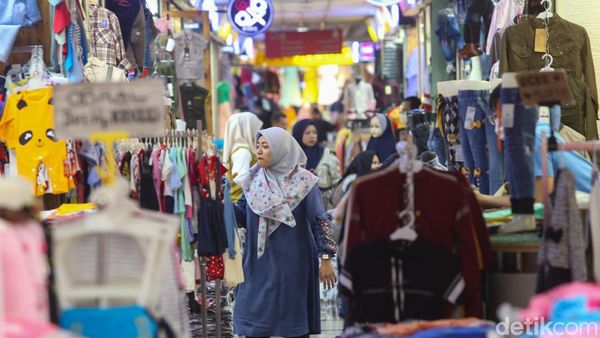 Geliat Pasar Tanah Abang saat Dibuka Usai Libur Tahun Baru 2023