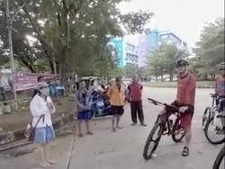 Momen Ganjar Bersepeda Cek Tanggul Jebol di Pantai Marina Semarang