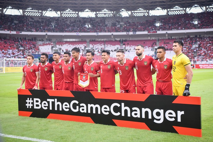 JAKARTA, INDONESIA - 2022/12/29: Indonesia players pose for a group photo before the AFF Mitsubishi Electric Cup 2022 match between Indonesia and Thailand at the Gelora Bung Karno Stadium. Final score; Indonesia 1:1 Thailand. (Photo by Amphol Thongmueangluang/SOPA Images/LightRocket via Getty Images)