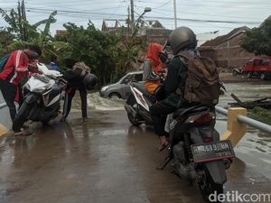 Jalur Alternatif Demak-Semarang di Prampelan Banjir, Banyak Kendaraan Mogok