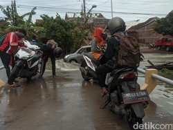 Jalur Alternatif Demak-Semarang di Prampelan Banjir, Banyak Kendaraan Mogok