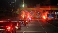 Mobil polisi tampak mengawal jenazah Pele.