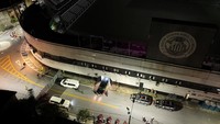 Mobil yang membawa jenazah Pele tiba di Stadion Vila Belmiro.