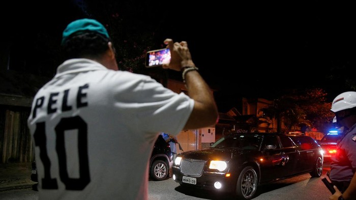 A hearse carrying the body of Brazilian soccer legend Pele arrives at the Vila Belmiro stadium in Santos, Brazil, January 2, 2023 REUTERS/Leonardo Benassatto
