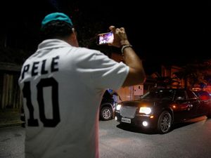 Jenazah Pele Tiba di Stadion Vila Belmiro Jenazah Pele Tiba di Stadion Vila Belmiro