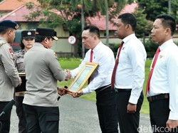 Tekan Kejahatan di Surabaya, 7 Anggota Satreskrim dapat Penghargaan
