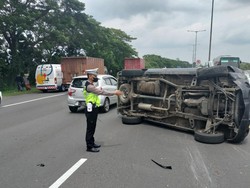 Panther Terguling di Tol Sidoarjo-Waru Akibat Ngerem Mendadak Hindari Mobil