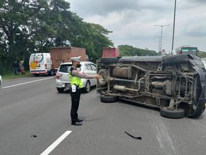 Panther Terguling di Tol Sidoarjo-Waru Akibat Ngerem Mendadak Hindari Mobil Panther Terguling di Tol Sidoarjo-Waru Akibat Ngerem Mendadak Hindari Mobil