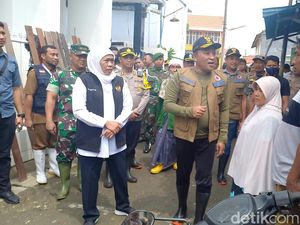 Tinjau Banjir Sampang, Khofifah Fokus Pembangunan Kanal di Kali Kemuning