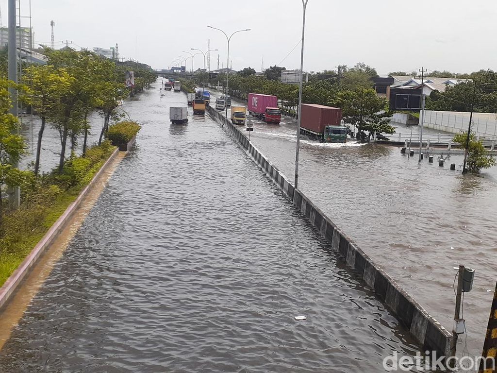 Banjir Masih Rendam Jalan Kaligawe Semarang, Truk Boks Mulai Melintas