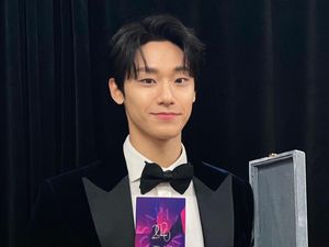 Viral Foto Lee Do Hyun Wamil, Tampil Manglingi dengan Rambut Plontos Viral Foto Lee Do Hyun Wamil, Tampil Manglingi dengan Rambut Plontos