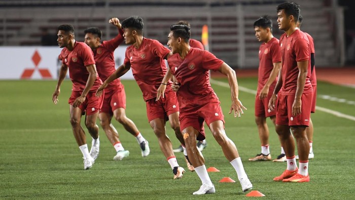 Lihat Latihan Terakhir Indonesia Jelang Libas Filipina Pesepak bola Timnas Indonesia berlatih jelang laga lanjutan Grup A Piala AFF di Rizal Memorial Stadium, Manila, Filipina, Minggu (1/1/2023). Indonesia akan menghadapi Filipina pada laga terakhir babak grup yang akan menentukan kelolosan tim ke babak semifinal. ANTARA FOTO/Akbar Nugroho Gumay/rwa.