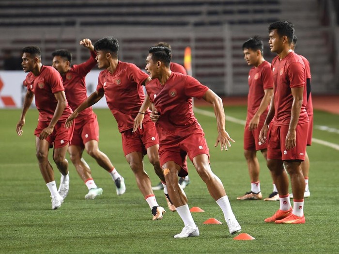 Pesepak bola Timnas Indonesia berlatih jelang laga lanjutan Grup A Piala AFF di Rizal Memorial Stadium, Manila, Filipina, Minggu (1/1/2023). Indonesia akan menghadapi Filipina pada laga terakhir babak grup yang akan menentukan kelolosan tim ke babak semifinal. ANTARA FOTO/Akbar Nugroho Gumay/rwa.