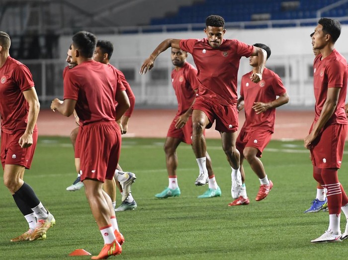 Pesepak bola Timnas Indonesia berlatih jelang laga lanjutan Grup A Piala AFF di Rizal Memorial Stadium, Manila, Filipina, Minggu (1/1/2023). Indonesia akan menghadapi Filipina pada laga terakhir babak grup yang akan menentukan kelolosan tim ke babak semifinal. ANTARA FOTO/Akbar Nugroho Gumay/rwa.