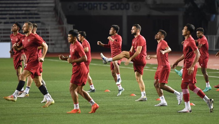 Lihat Latihan Terakhir Indonesia Jelang Libas Filipina Pesepak bola Timnas Indonesia berlatih jelang laga lanjutan Grup A Piala AFF di Rizal Memorial Stadium, Manila, Filipina, Minggu (1/1/2023). Indonesia akan menghadapi Filipina pada laga terakhir babak grup yang akan menentukan kelolosan tim ke babak semifinal. ANTARA FOTO/Akbar Nugroho Gumay/rwa.