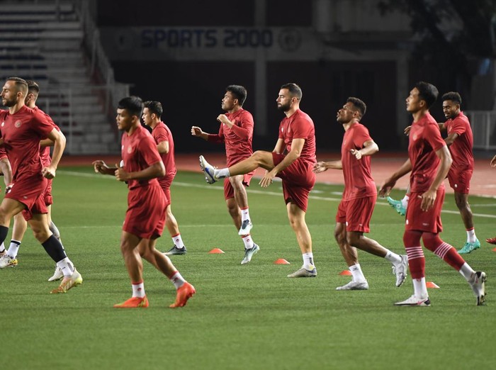 Pesepak bola Timnas Indonesia berlatih jelang laga lanjutan Grup A Piala AFF di Rizal Memorial Stadium, Manila, Filipina, Minggu (1/1/2023). Indonesia akan menghadapi Filipina pada laga terakhir babak grup yang akan menentukan kelolosan tim ke babak semifinal. ANTARA FOTO/Akbar Nugroho Gumay/rwa.