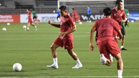 Pesepak bola Timnas Indonesia berlatih menjelang laga lanjutan Grup A Piala AFF di Rizal Memorial Stadium, Manila, Filipina, Minggu (1/1/2023). 